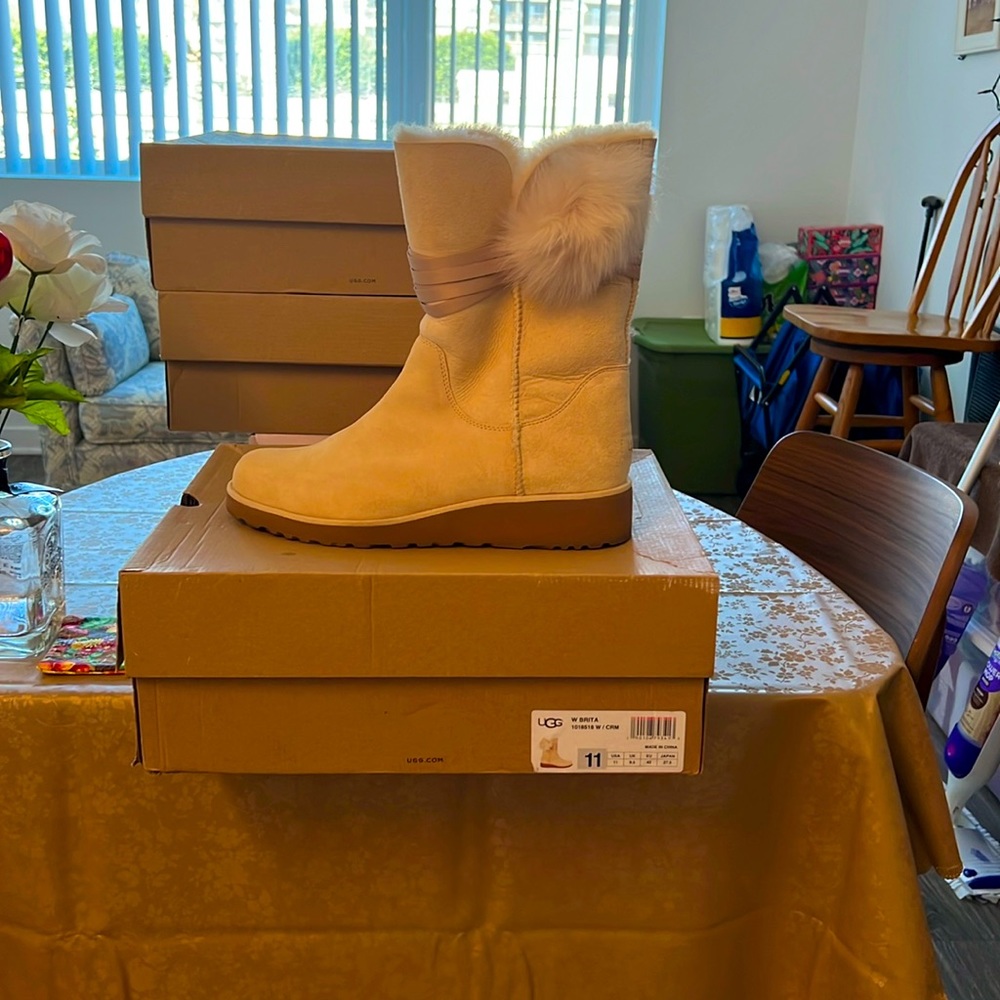 UGG BRITA Boots in Cream color! Only worn once, in perfect condition!